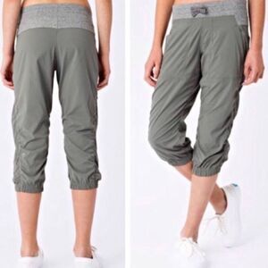 𝅺ivivva Live To Move Studio Crop Pants